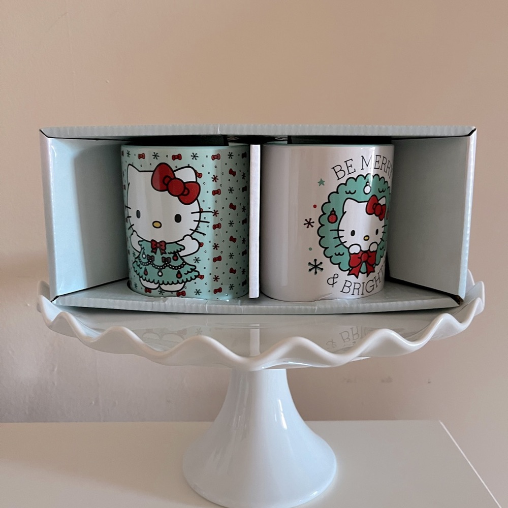 Hello Kitty Holiday Mug Set.
